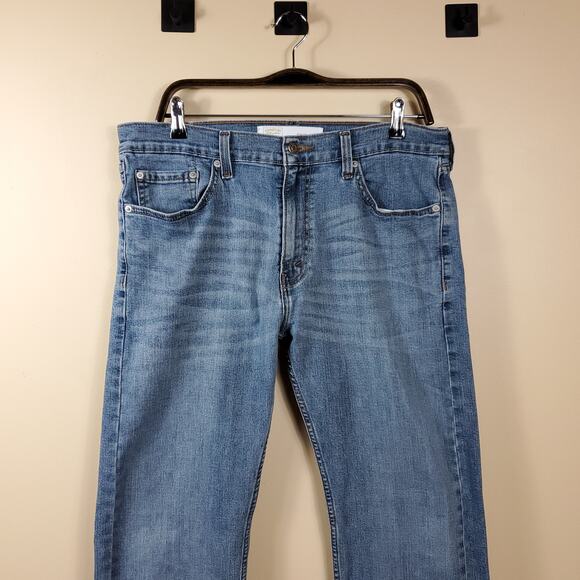 Levi's Signature Light Wash Regular Fit Straight Leg Jeans Size 33x30 - Picture 3 of 10